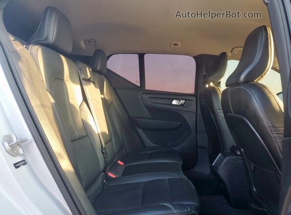 YV4162UK3M2597842 2021 VOLVO XC40 White Vista interior trasera