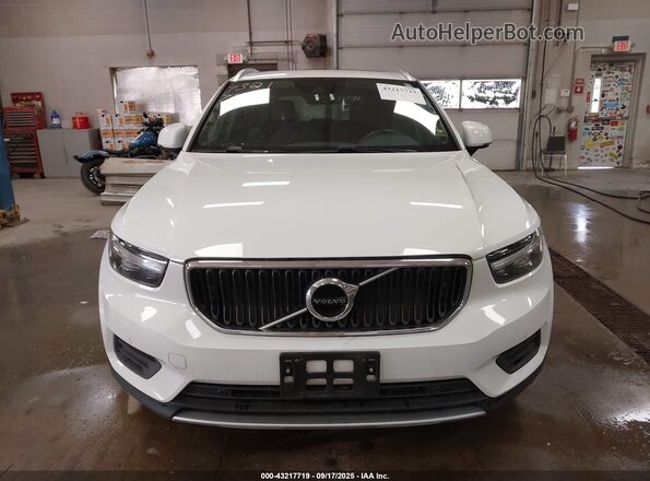 YV4162UK8L2181798 2020 VOLVO XC40 White Front view
