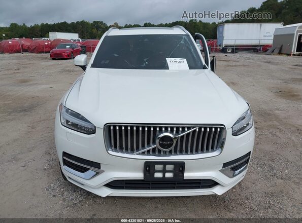 YV4A22PL9N1868569 2022 VOLVO XC90 White Vista interior trasera