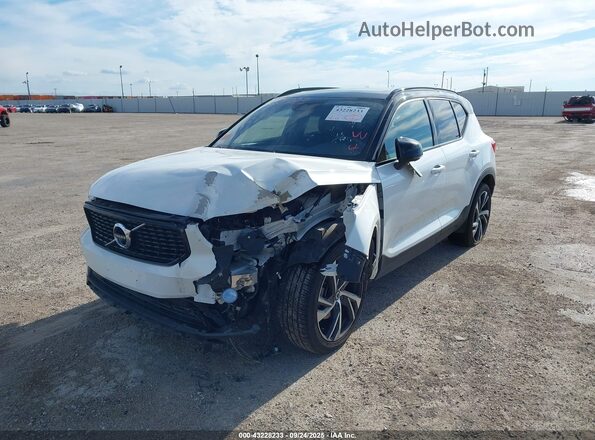 YV4AC2HM3M2521932 2021 VOLVO XC40 White Przód lewy
