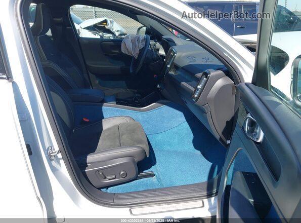 YV4ED3GM1P2033587 2023 VOLVO C40 RECHARGE PURE ELECTRIC White Вид салону спереду