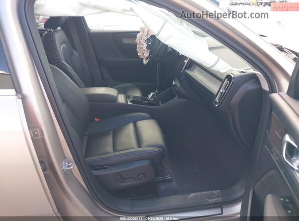 YV4L12UFXR2229918 2024 VOLVO XC40 Brown Սալոնի դիմացի տեսք