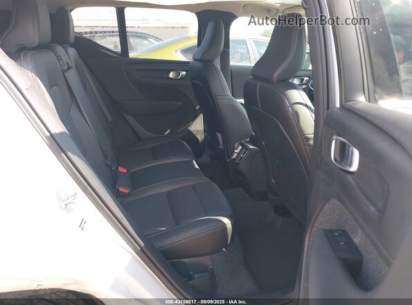 YV4L12UJ9S2568986 2025 VOLVO XC40 White 