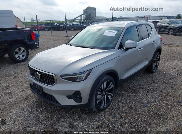YV4L12UN9P2075643 2023 VOLVO XC40 Silver წინა მარცხენა ხედი სამი მეოთხედიდან