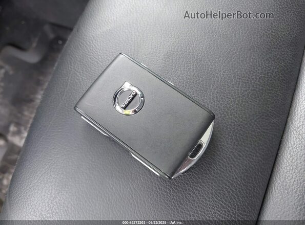 YV4L12UN9P2075643 2023 VOLVO XC40 Silver წინა პანელის ხედი