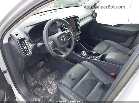 YV4L12UN9P2075643 2023 VOLVO XC40 Silver წინა სალონის ხედი