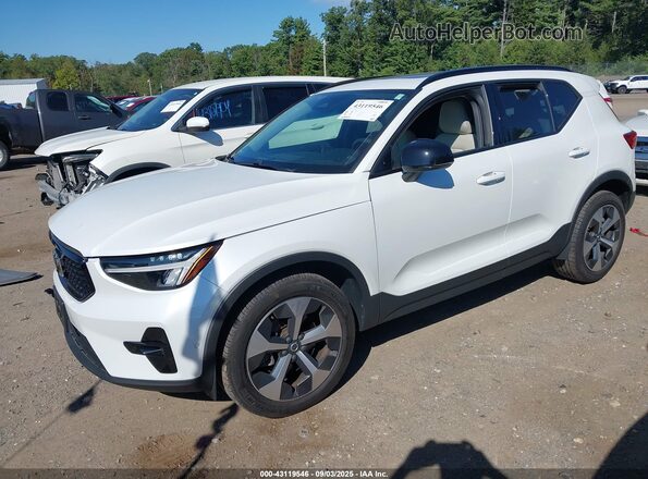 YV4L12UW6P2948418 2023 VOLVO XC40 White 