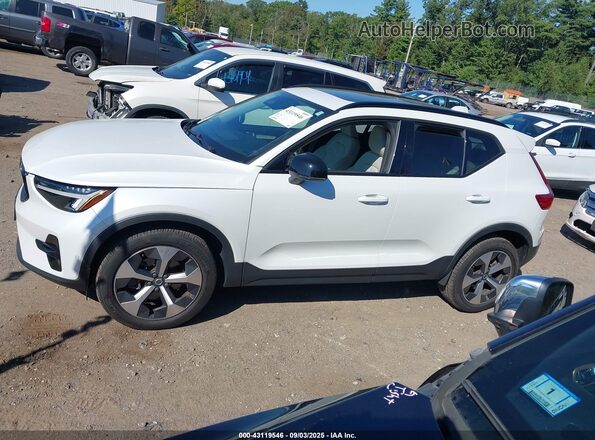 YV4L12UW6P2948418 2023 VOLVO XC40 White 