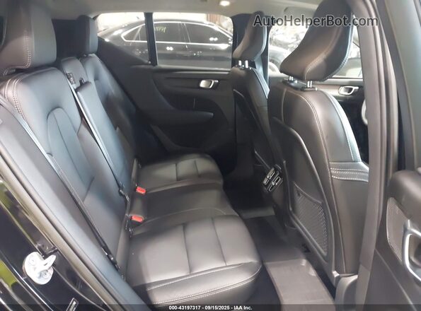 YV4L12UWXP2104172 2023 VOLVO XC40 Black Vista de la etiqueta del VIN