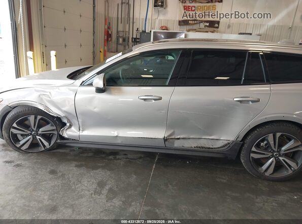 YV4L12WK1S2149939 2025 VOLVO V60 CROSS COUNTRY Silver სალონის 360-გრადუსიანი ხედი