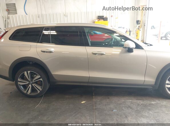 YV4L12WK1S2149939 2025 VOLVO V60 CROSS COUNTRY Silver უკანა სალონის ხედი