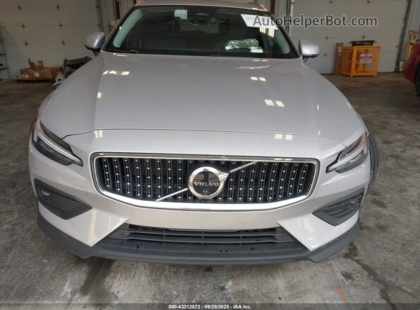 YV4L12WK1S2149939 2025 VOLVO V60 CROSS COUNTRY Silver ხელსაწყოთა პანელის ხედი