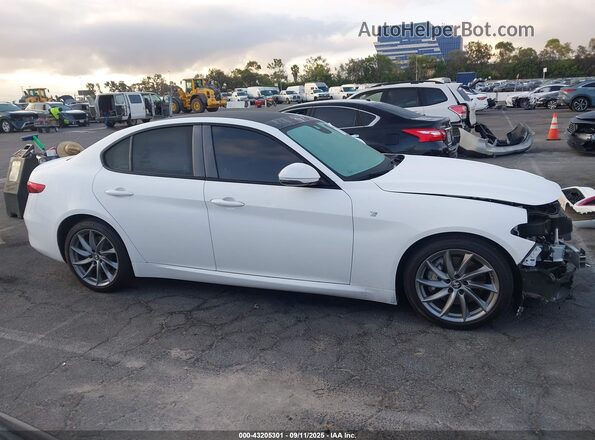 ZARFAMBN7N7663299 2022 ALFA ROMEO GIULIA White Панорамний вид салону 360°