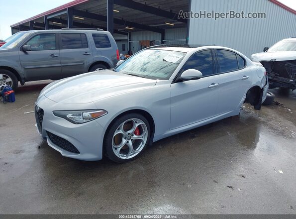 ZARFANBN0M7645487 2021 ALFA ROMEO GIULIA Silver Vista tres cuartos delantera izquierda