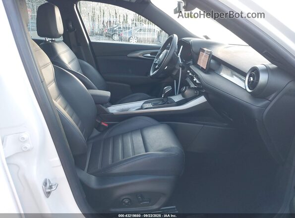 ZASPATCW0R3033156 2024 ALFA ROMEO OTHER White Front interior view