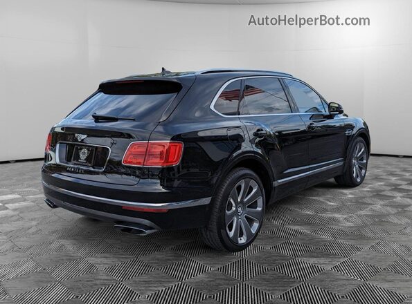 SJAAC2ZV8JC021962 2018 BENTLEY BENTAYGA Черный Передняя правая четверть