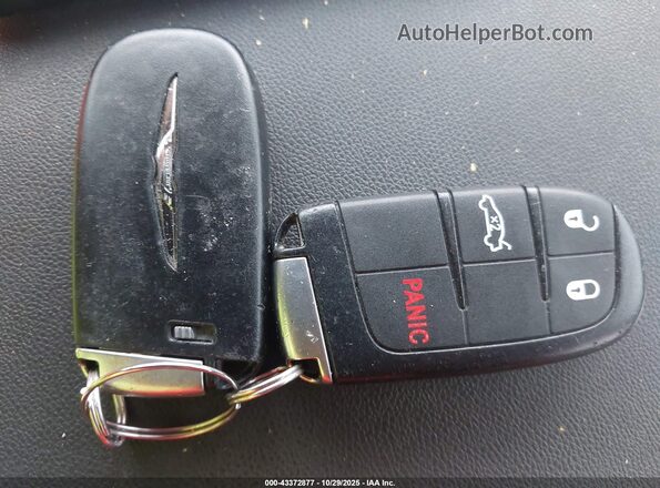 1C3CCCFB1HN510648 2017 CHRYSLER 200 Red Widok deski rozdzielczej
