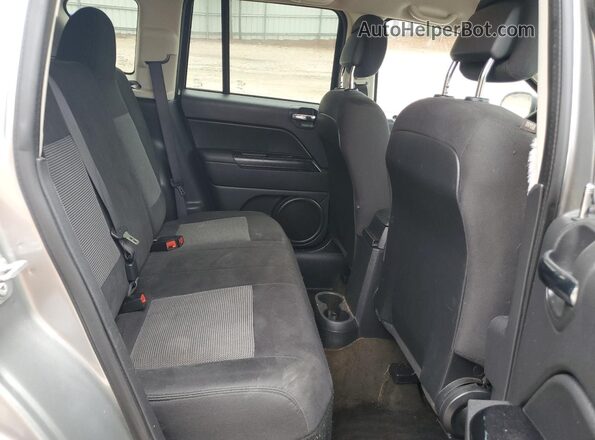 1C4NJCBB7GD716853 2016 JEEP COMPASS Gray Widok tylnych siedzeń