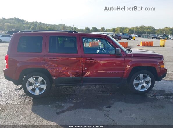 1C4NJPFB8GD562641 2016 JEEP PATRIOT Красный Вид задней части салона