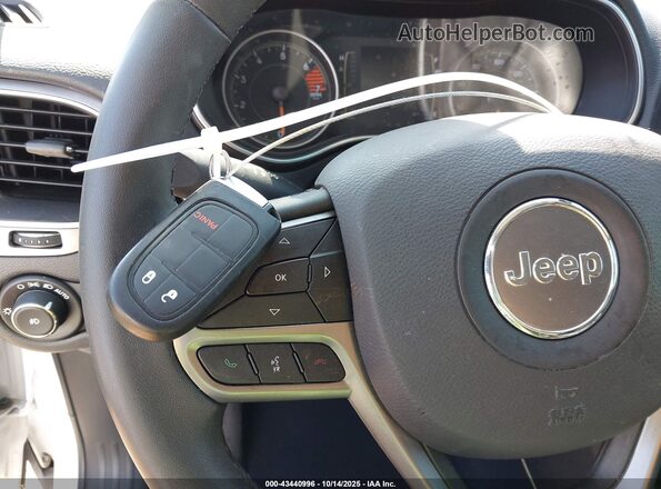 1C4PJLLB4LD580652 2020 JEEP CHEROKEE Белый Вид панели приборов