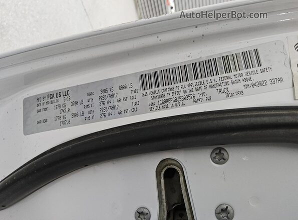 1C6RR6FG8JS303576 2018 RAM 1500 White 