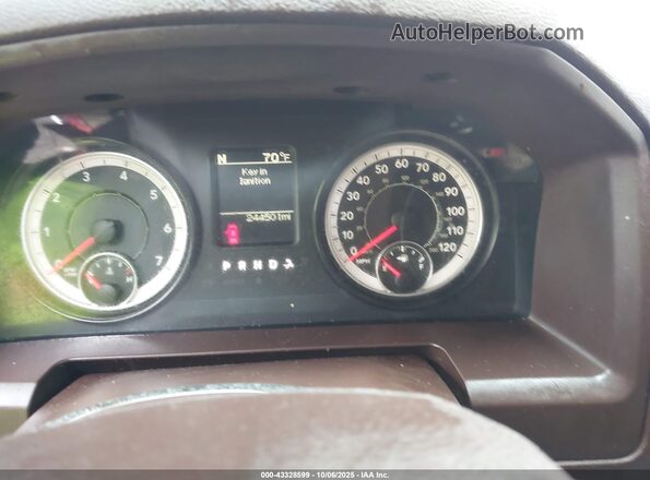 1C6RR6LG8HS561210 2017 RAM 1500 Red Вид задніх сидінь
