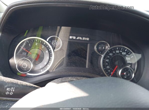 1C6RRFFG7LN335632 2020 RAM 1500 White უკანა სავარძლების ხედი