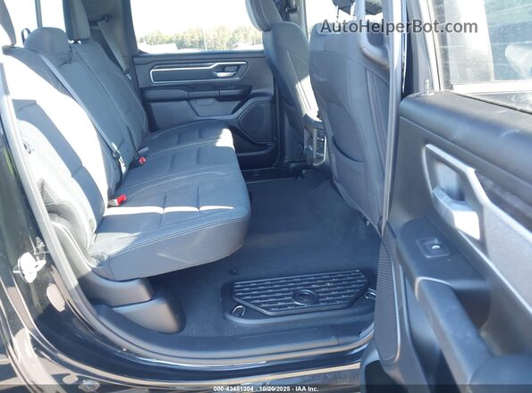 1C6SRFFT0NN220467 2022 RAM 1500 Black Widok naklejki z numerem VIN