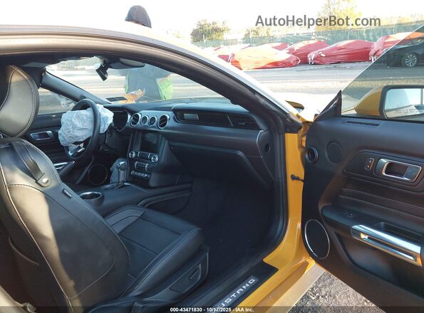 1FA6P8CF0N5116822 2022 FORD MUSTANG Желтый Вид салона спереди