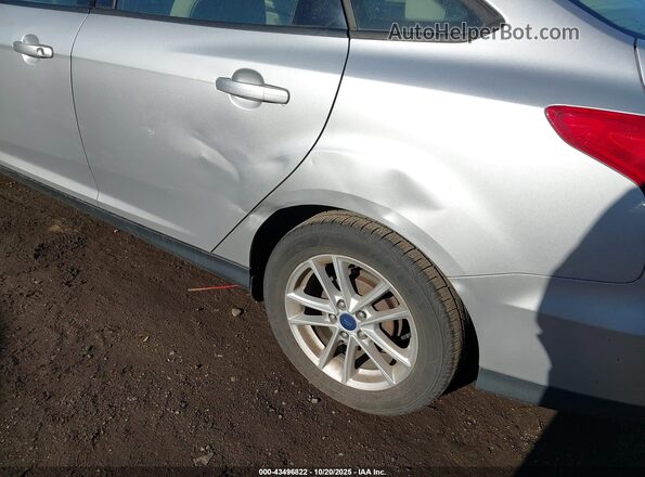 1FADP3F27HL267935 2017 FORD FOCUS Silver Widok z przodu