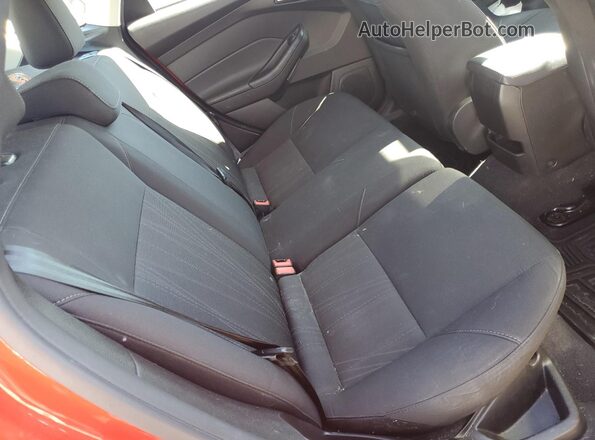 1FADP3K25GL337498 2016 FORD FOCUS Red Widok tylnych siedzeń