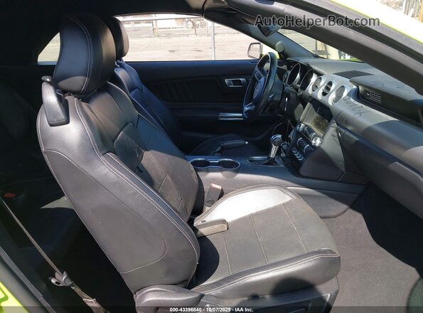 1FATP8UH3L5179848 2020 FORD MUSTANG Зеленый Вид салона спереди