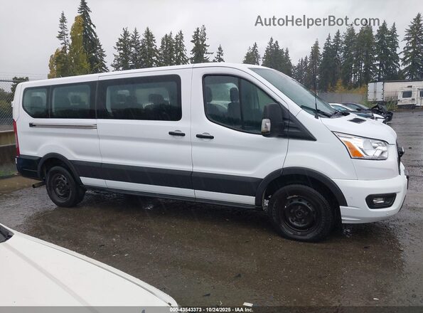 1FBAX2Y83NKA67049 2022 FORD PASSENGER White Vista interior trasera