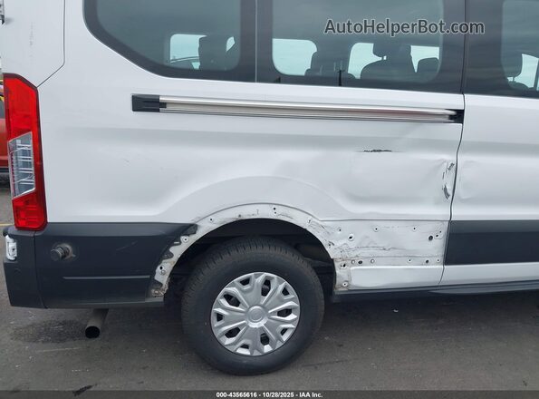 1FBAX2Y84RKA15998 2024 FORD PASSENGER White Widok z przodu