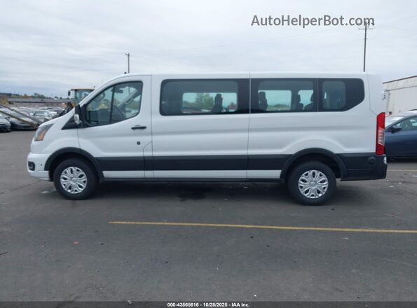 1FBAX2Y84RKA15998 2024 FORD PASSENGER White Widok wnętrza 360 stopni