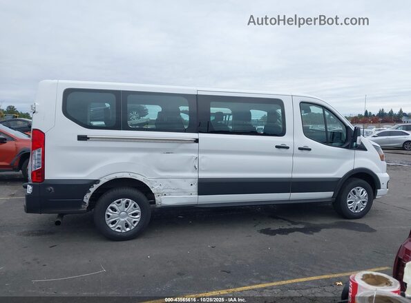 1FBAX2Y84RKA15998 2024 FORD PASSENGER White Widok wnętrza z tyłu