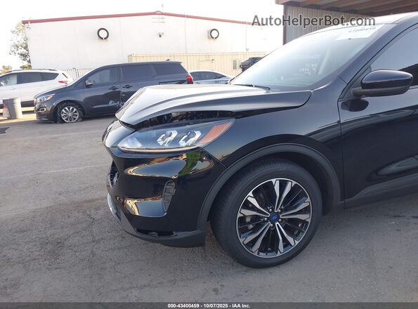 1FMCU0G63NUB51681 2022 FORD ESCAPE Черный Вид спереди
