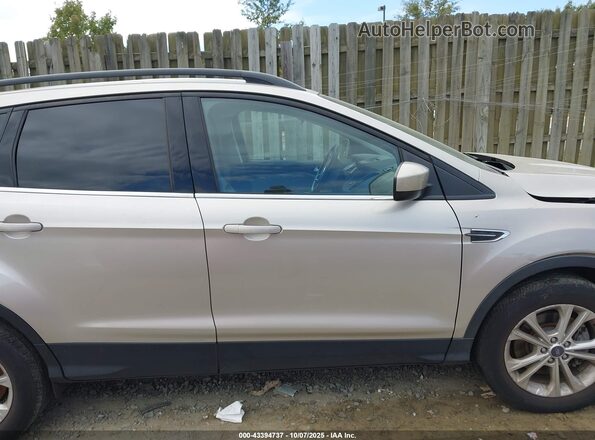 1FMCU9HD5JUD28159 2018 FORD ESCAPE Beige Vista interior trasera