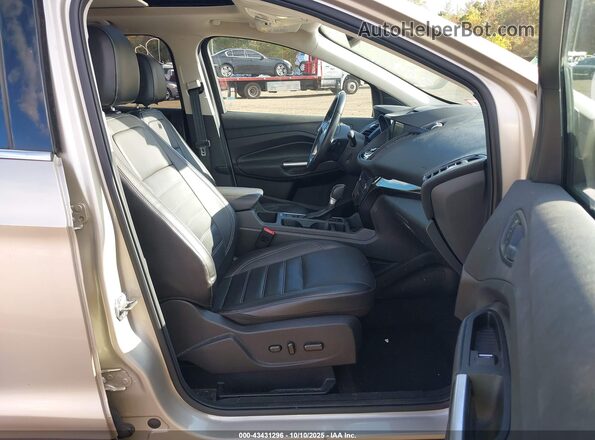 1FMCU9JD2HUD02056 2017 FORD ESCAPE Gold Front interior view
