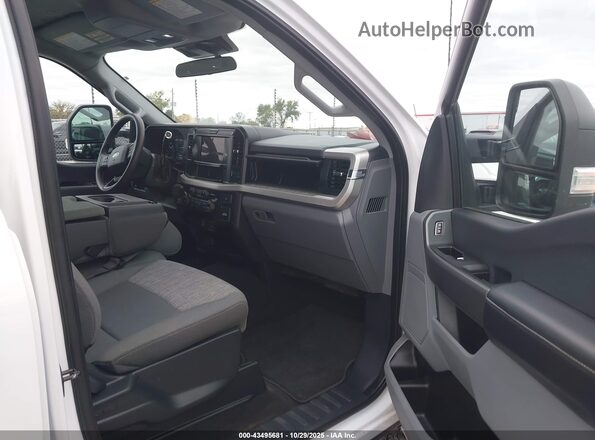1FT7W2BT5SEC53482 2025 FORD F-250 White Widok wnętrza z przodu