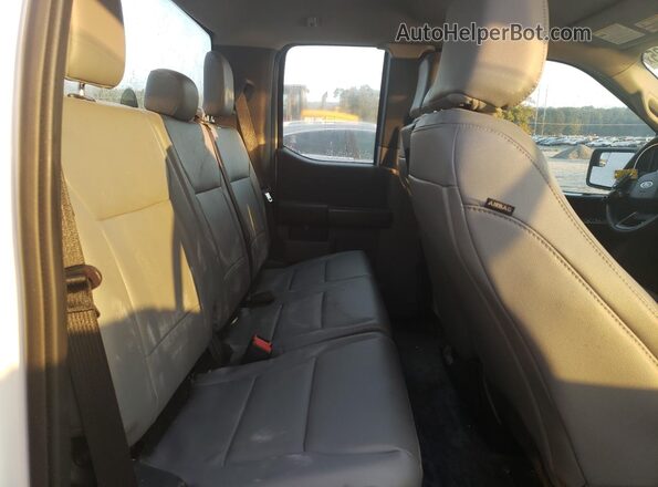 1FTEX1C57PKF99511 2023 FORD F150 White Vista de los asientos traseros