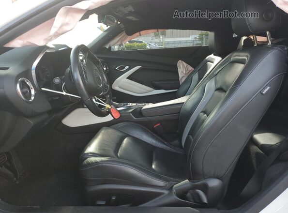 1G1FD1RS3M0139675 2021 CHEVROLET CAMARO White Вид салону спереду