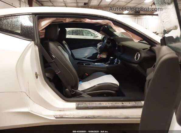 1G1FD1RX3P0151695 2023 CHEVROLET CAMARO Белый Вид салона спереди