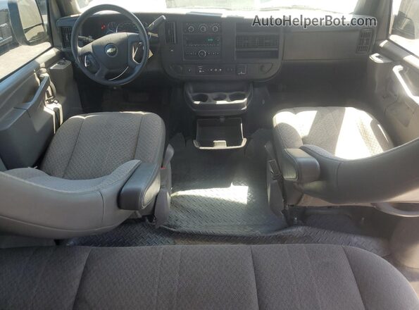 1GAZGPFG2L1142907 2020 CHEVROLET EXPRESS White Առջևի վահանակի տեսք