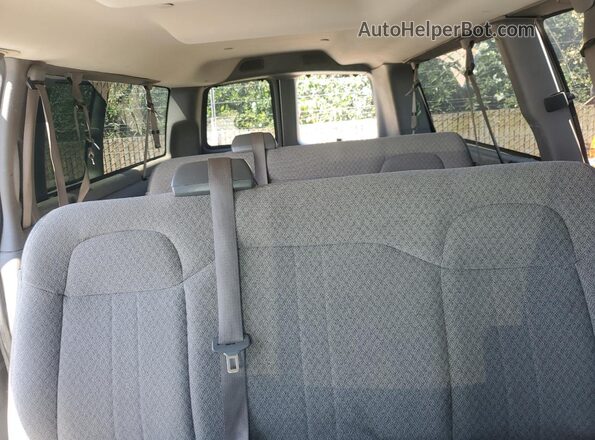 1GAZGPFG2L1142907 2020 CHEVROLET EXPRESS White Հետևի նստատեղերի տեսք