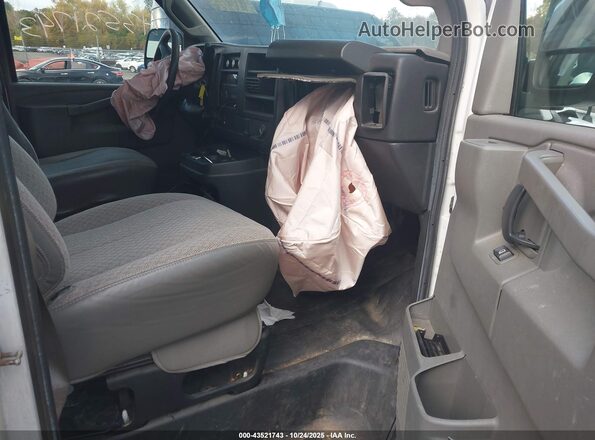 1GCWGAFF8H1126202 2017 CHEVROLET EXPRESS White Вид салону спереду