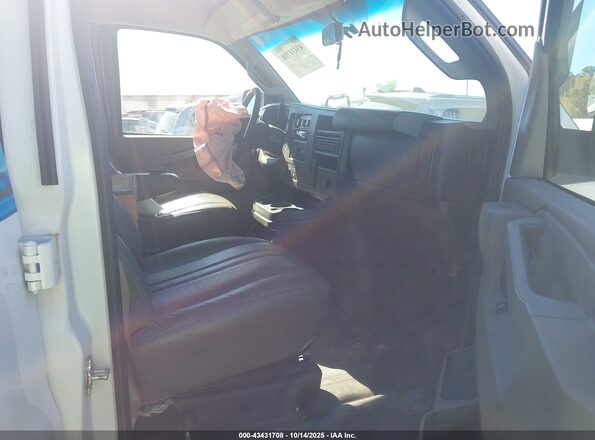 1GCWGAFG4H1204550 2017 CHEVROLET EXPRESS White წინა სალონის ხედი