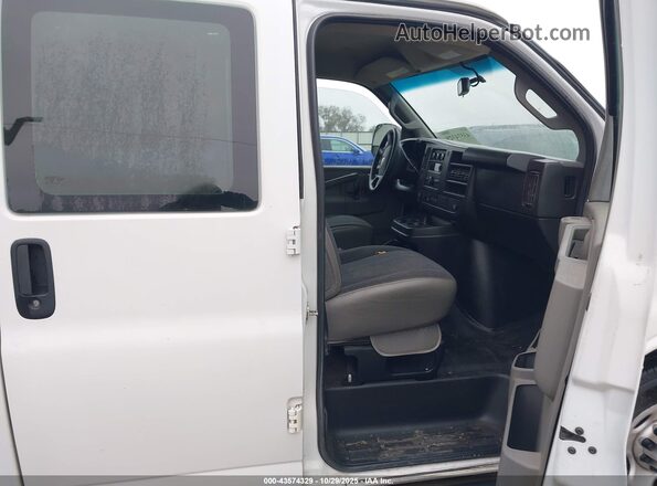 1GCWGAFG5L1230566 2020 CHEVROLET EXPRESS White Вид салону спереду