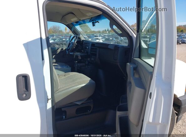 1GCWGAFP0J1335951 2018 CHEVROLET EXPRESS White წინა სალონის ხედი