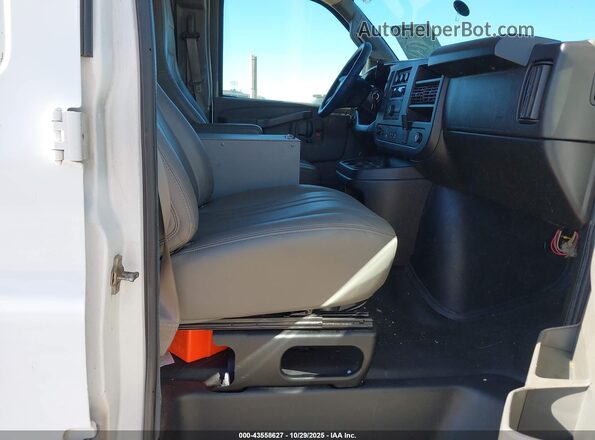 1GCWGAFP2N1182138 2022 CHEVROLET EXPRESS White Front interior view